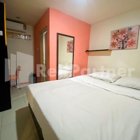 Audah Guesthouse Syariah Redpartner Jakarta Exterior photo