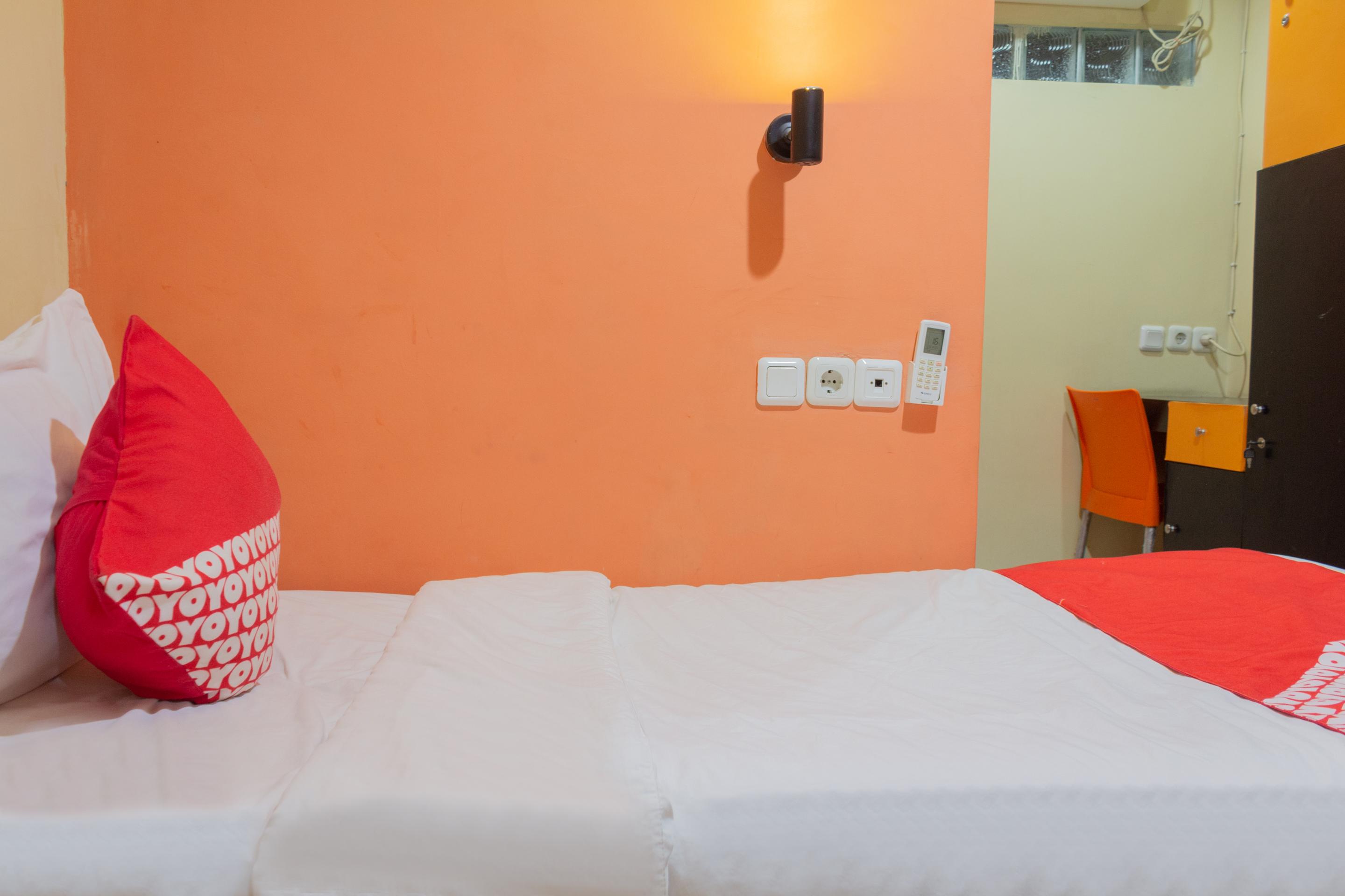 Audah Guesthouse Syariah Redpartner Jakarta Exterior photo
