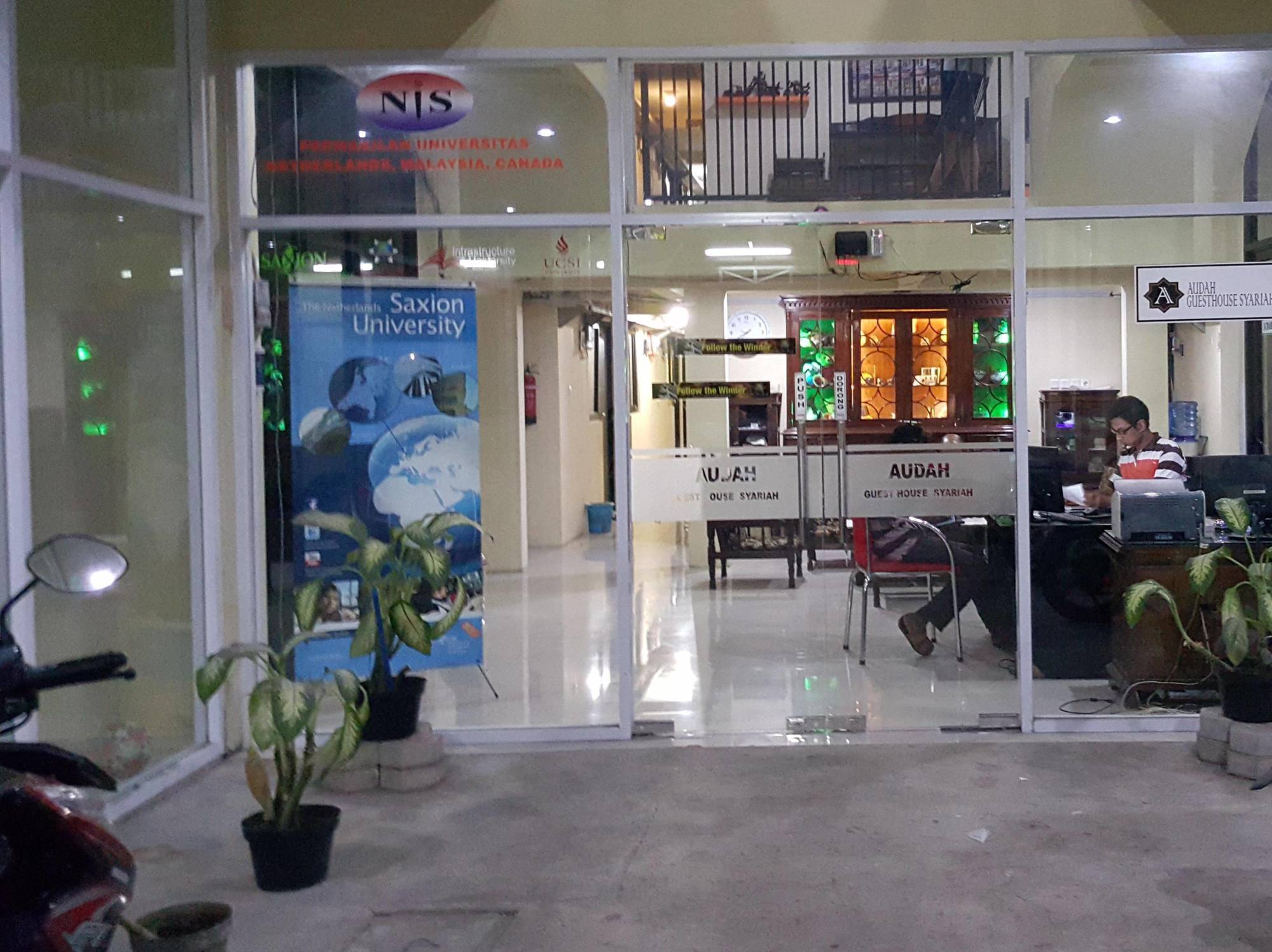 Audah Guesthouse Syariah Redpartner Jakarta Exterior photo